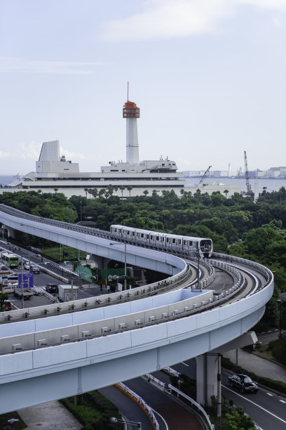 在日本东京的人工岛台场，从Yurikamome单轨空中列车上看到的城市景观图片下载