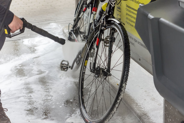 洗自行车。在洗车场洗你的自行车。把你自行车上的污垢擦掉。图片下载