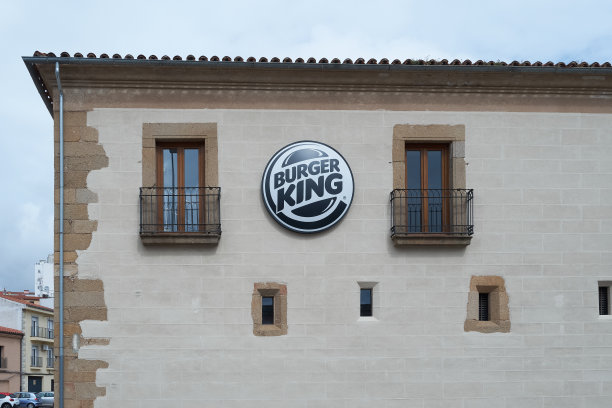 汉堡王连锁店的立面位于普拉森西亚的一座历史建筑内图片下载