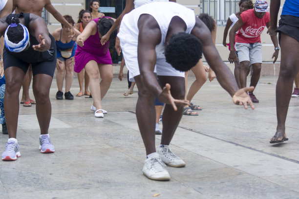 一群舞者在城市广场上跳舞。图片下载