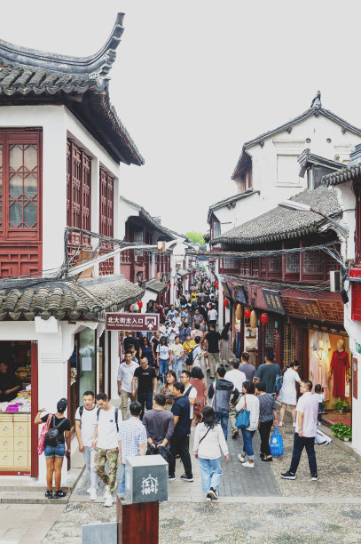 位于上海闵行区七宝古镇七宝老街的中国传统建筑风格的建筑和店屋图片下载