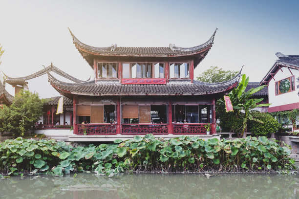 中国上海闵行区七宝古镇普惠河畔的传统茶馆和建筑图片下载