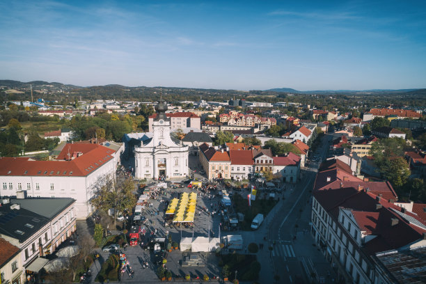 食品卡车拉力赛，波兰瓦多威斯的快餐派对，无人机照片视图图片下载