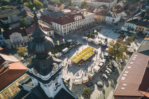 食品卡车拉力赛，波兰瓦多威斯的快餐派对，无人机照片视图图片下载