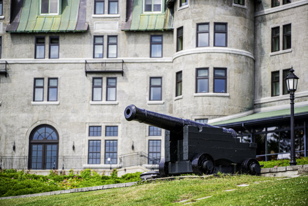 在La Malbaie的Le Manoir Richelieu酒店美丽的露台的编辑照片图片下载