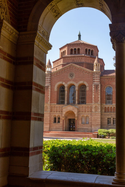 洛杉矶，CA: 2021年6月27日:通过罗伊斯大厅的拱门观看加州大学洛杉矶分校图书馆图片下载