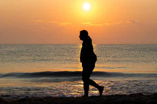 孤独的女人在度假。在轮廓。图片下载