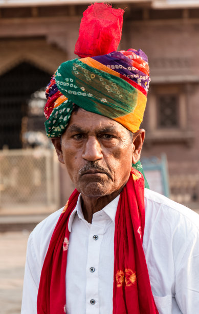 穿着传统服装的印度男人的肖像图片下载