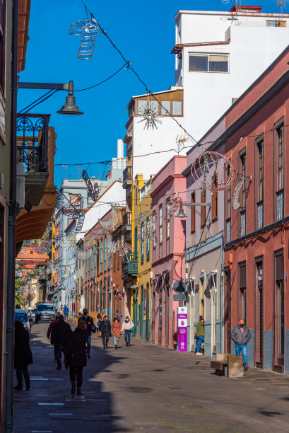 西班牙加那利群岛特内里费岛拉古纳老城的狭窄街道。图片下载