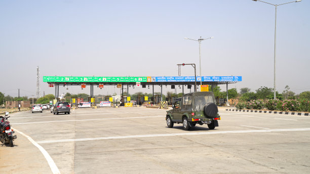 国家高速公路中心收费广场。NHAI通行费的正面视图。图片下载