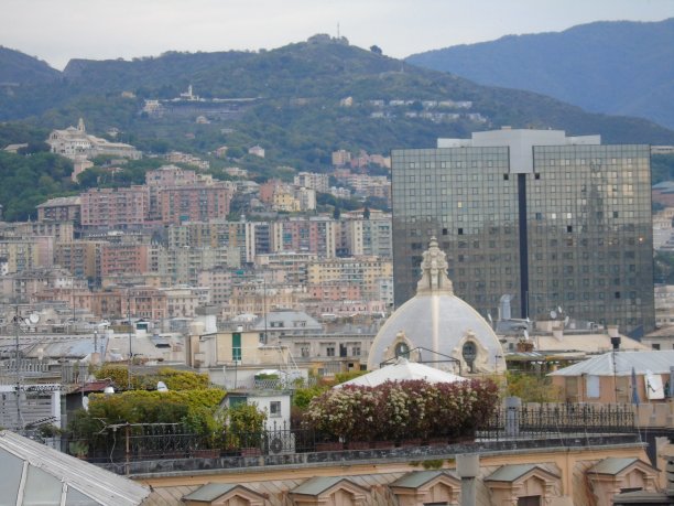 热那亚，城市中心景观图片下载