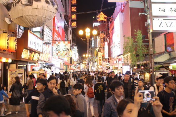 晚上在道顿堀有成群的游客图片下载