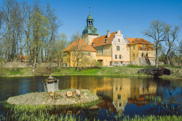 城市Straupe,拉脱维亚。古老的城堡和池塘。旅行的照片。图片下载