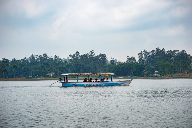 船在湖面上航行图片下载