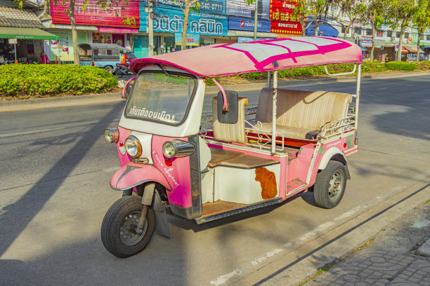 疯狂的粉色嘟嘟车在泰国曼谷廊曼。图片下载