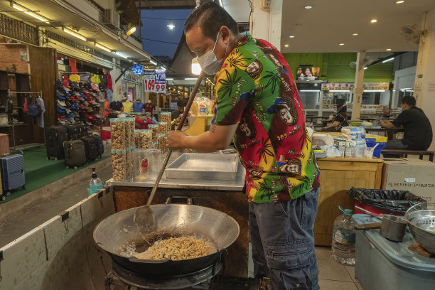 2021年4月8日，泰国华欣新鲜市场的街头小吃;图片下载