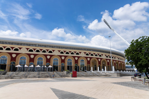 这座城市里用玻璃和混凝土建造的现代足球场。图片下载