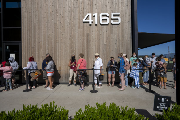 排队等候的戴面具和不戴面具的人图片下载