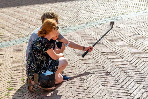 一个用自拍杆的家庭图片下载