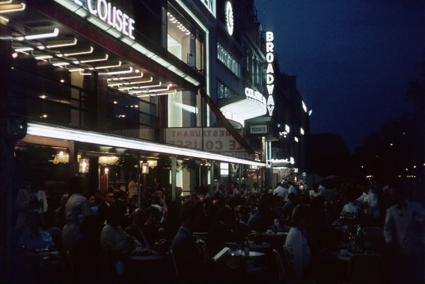 香榭丽舍大街的Colisee咖啡馆的露台上，晚上挤满了客人图片下载