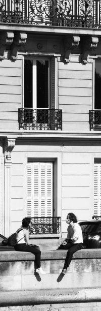 一名男子和一名女子戴着防护面具在塞纳河堤岸放松和交谈。冠状病毒锁定结束。黑白历史照片图片下载