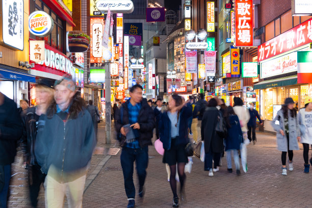 日本东京新宿区的一条繁忙的购物街图片下载