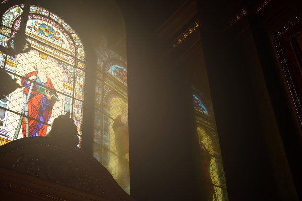 圣斯蒂芬大教堂的建筑特色。教堂的彩色玻璃图片下载
