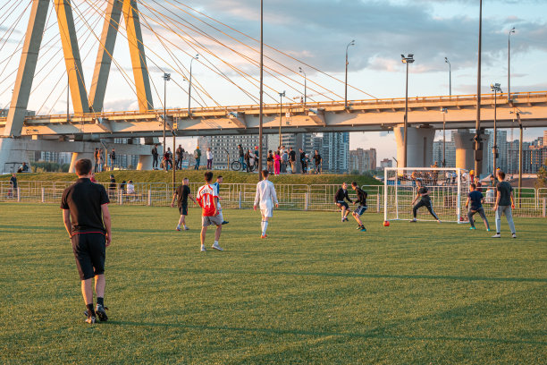 年轻的足球运动员踢足球图片下载