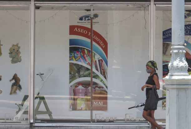 在古巴，人们在危险的商店里购物图片下载