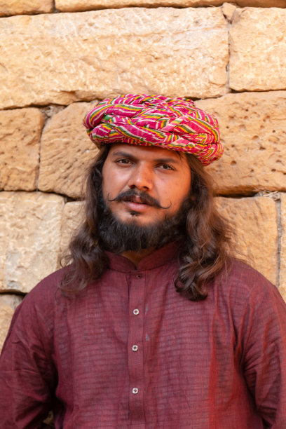 穿着传统服装的印度男人的肖像图片下载