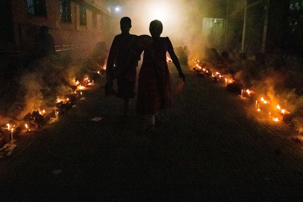 仪式活动。2019年11月5日，在宗教节日Kartik Brati或Rakher Upobash期间，数千名印度教信徒坐在Shri Shri Lokanath Brahmachari道场前，手拿蜡烛向上帝祈祷。图片下载