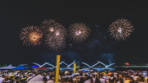 除夕之夜的景象(Réveillon)烟花在天空中爆炸。图片下载