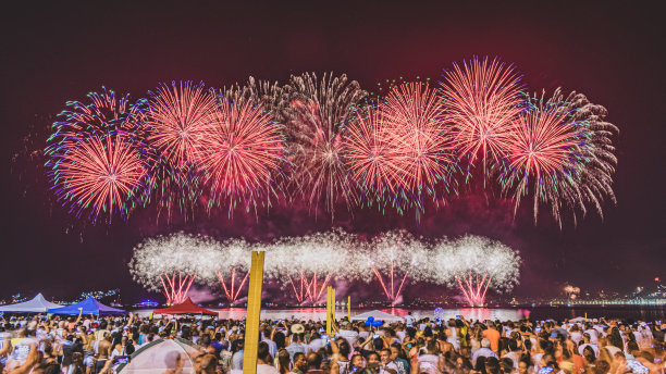 除夕之夜的景象(Réveillon)烟花在天空中爆炸。图片下载