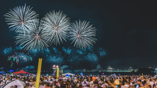 除夕之夜的景象(Réveillon)烟花在天空中爆炸。图片下载