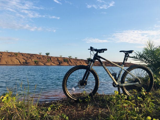 在婆罗洲岛上，一辆多边形品牌的自行车，背景是一个从煤矿中挖出的湖，这张照片拍摄于下午的日落时分。图片下载