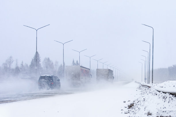 冬天天气不好时，汽车在高速公路上行驶。图片下载
