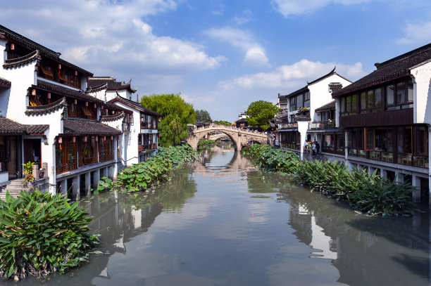 中国上海闵行区七宝古镇普惠河畔的传统茶馆和建筑图片下载