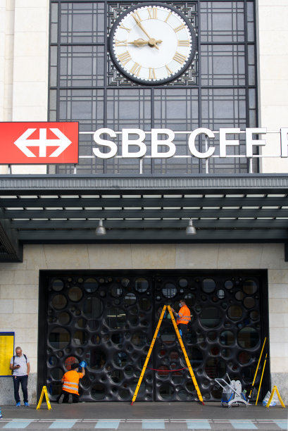 在一个阳光明媚的夏日早晨，日内瓦市科纳文火车站的主要入口。照片拍摄于2021年7月29日，瑞士日内瓦。图片下载