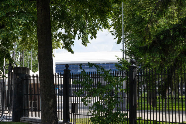 这座城市里用玻璃和混凝土建造的现代足球场。图片下载