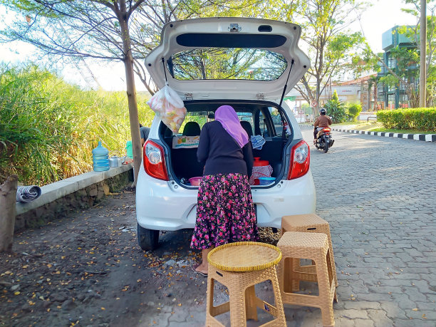 一名妇女在卖印尼传统食品图片下载