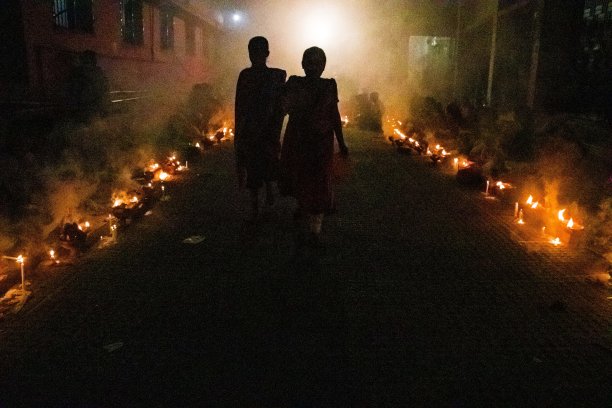 仪式活动。2019年11月5日，在宗教节日Kartik Brati或Rakher Upobash期间，数千名印度教信徒坐在Shri Shri Lokanath Brahmachari道场前，手拿蜡烛向上帝祈祷。图片下载