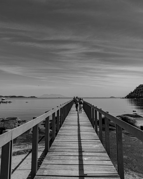 典型的城市环境，从邻里的日常生活，记录在Paquetá。黑白照片(单色)。图片下载