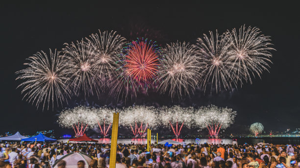 除夕之夜的景象(Réveillon)烟花在天空中爆炸。图片下载