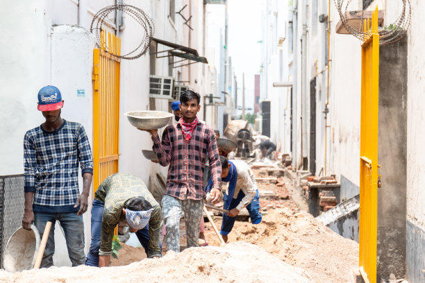 封锁期间，印度男性劳工在建筑工地工作图片下载