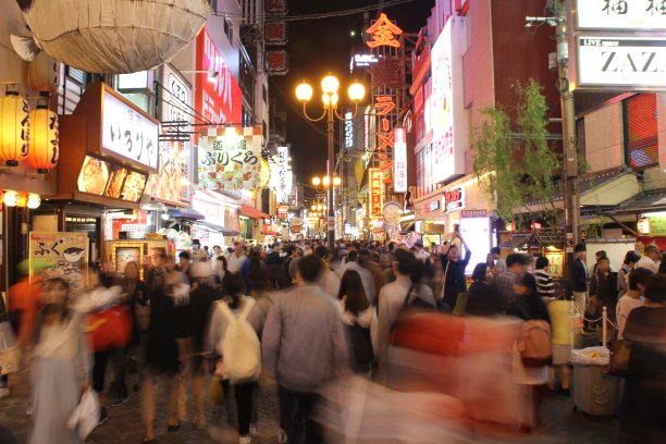 晚上在道顿堀有成群的游客图片下载