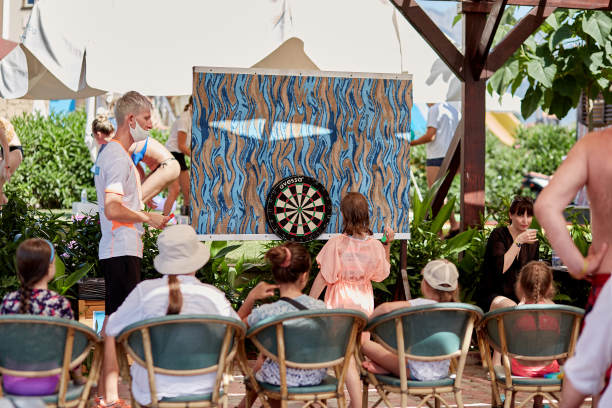 2021年5月25日，土耳其Kemer:孩子们在街上和动画师一起学习玩飞镖。暑期活动，儿童夏令营。夏天的活动图片下载