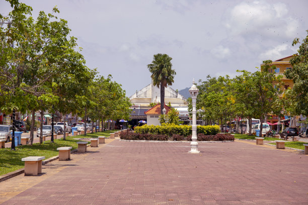 柬埔寨贡布- 2018年4月12日:有中央大道和棕榈树的小镇景观。柬埔寨旅游的照片图片下载