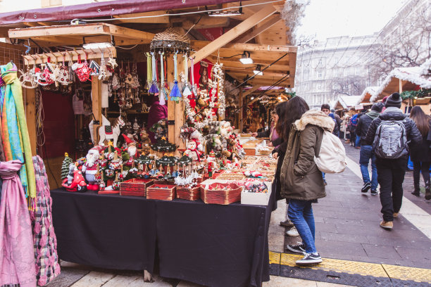 游客和当地人在圣斯蒂芬大教堂前的圣斯蒂芬广场享受美丽的圣诞市场。图片下载