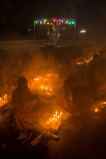印度教最大的仪式活动，叫做Rakher upobas，所有印度教徒每年都会参加这些宗教活动。我于2019年11月5日在亚洲孟加拉国Naraongonj的Barudi Lokonath Asrom拍摄了这张照片图片下载