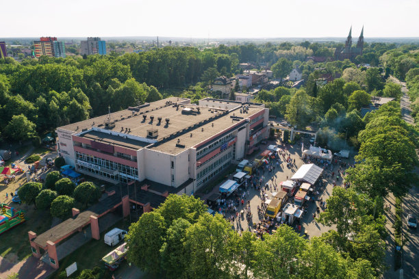 食品卡车集会，快餐派对在西里西亚dabrowa gornicza波兰空中无人机照片视图图片下载